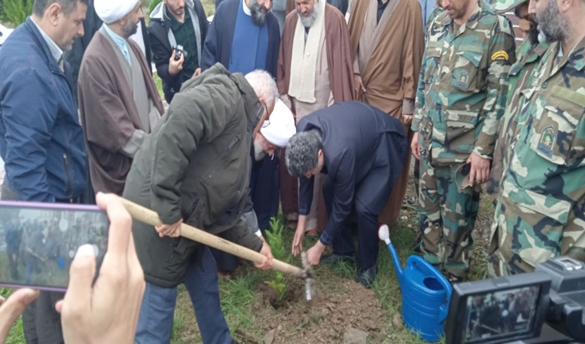  غرس سه نهال در جوار شهدای گمنام توسط دکتر عباسعلی نوبخت معاون محترم وزیر و رئیس سازمان منابع طبیعی و آبخیزداری کشور 