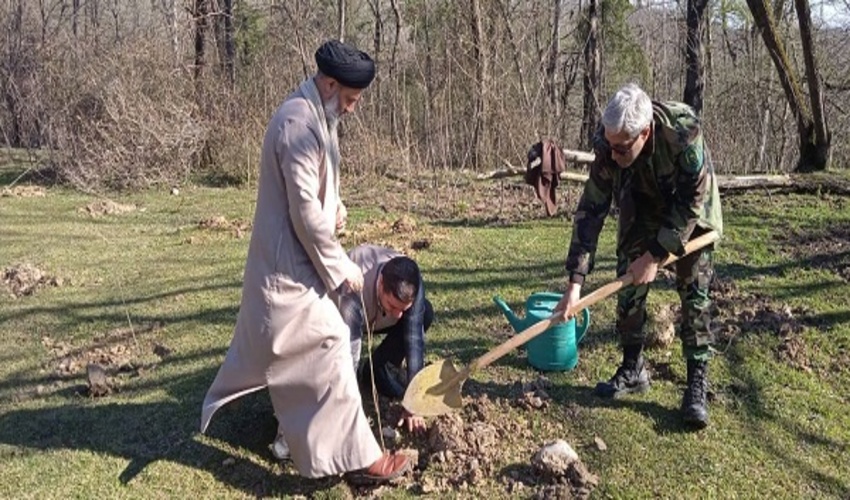 کاشت 1700 اصله نهال در پارک جنگلی سراوان رشت به مناسبت ایام االله دهه فجر 