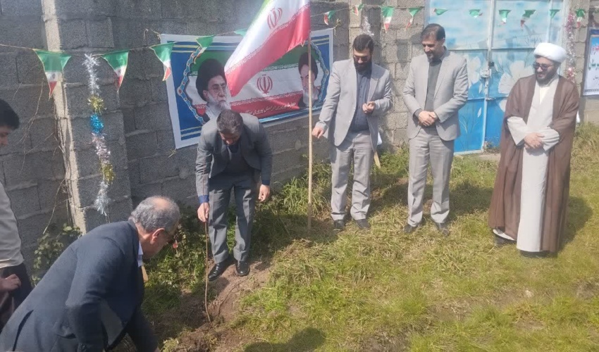 نواختن زنگ طبیعت و کاشت نهال به صورت همزمان در ۲۶ مدرسه شهرستان خمام 