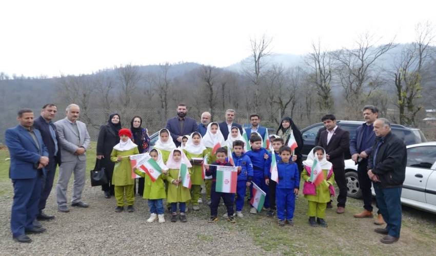 غرس درخت به شکرانه فعال شدن مدرسه عشایری در دران شاندرمن 