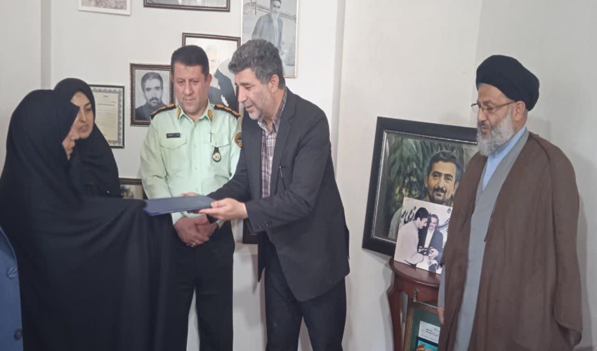 مدیرکل منابع طبیعی و آبخیزداری استان گیلان با خانواده  شهیدغفاری  دیدار کرد.