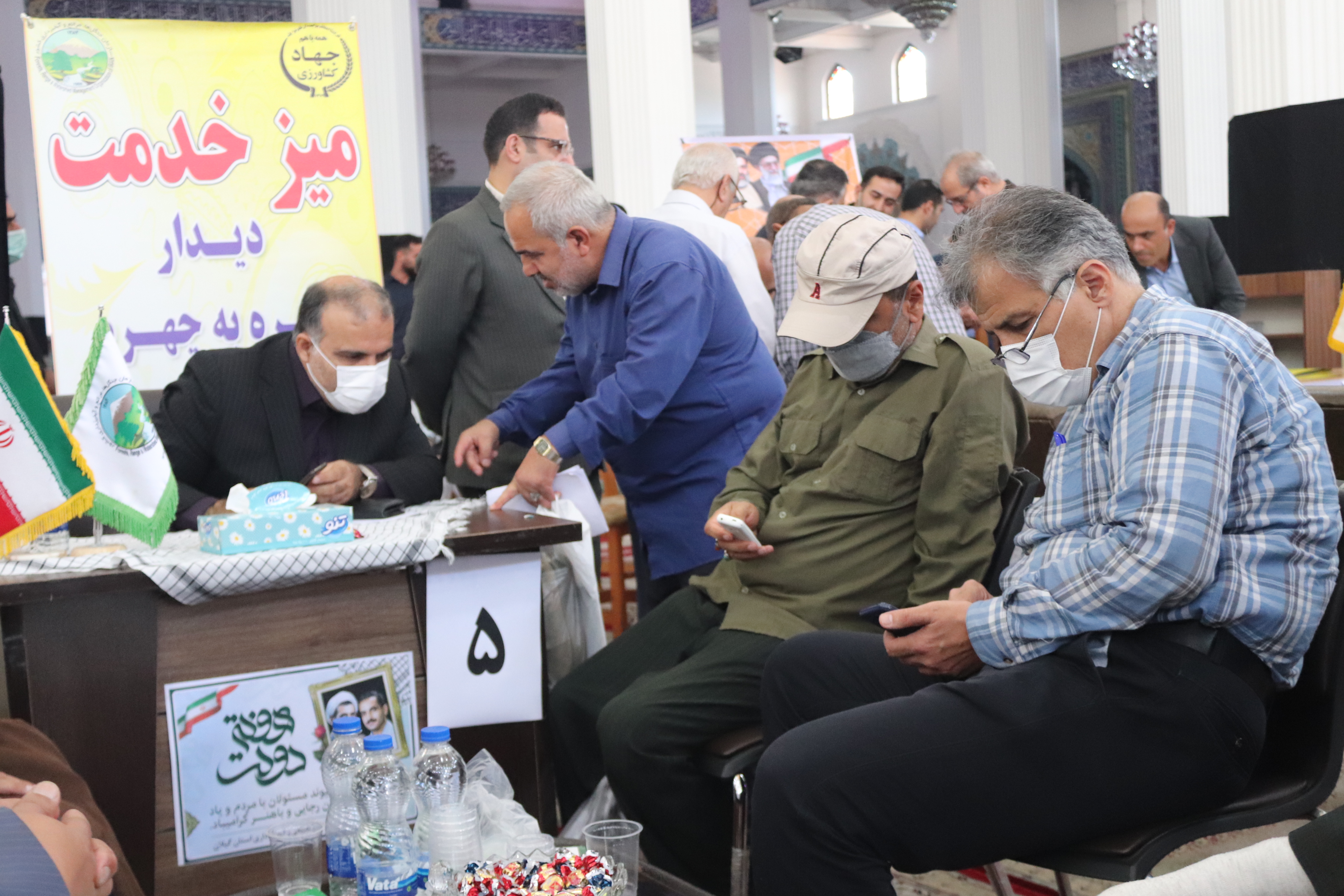 برپایی میز خدمت اداره کل منابع طبیعی و آبخیزداری استان گیلان در مصلای نماز جمعه رشت